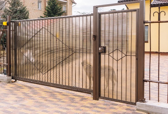 Купить ворота из профлиста с элементами ковки, с металлическими столбами в рамке или под дерево в донском от 155505 руб